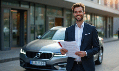 Homme français tenant documents de voiture allemande devant une voiture brillante