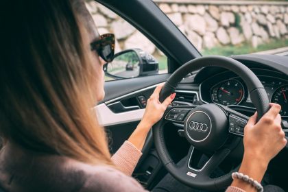 une femme au volant d'une voiture