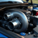 Vue rapprochee d'un moteur de voiture avec turbo moderne et capteur de pression