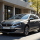 Peugeot 308 2015 stationnée en ville avec architecture moderne