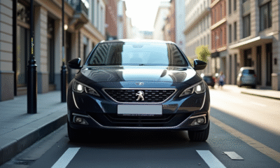 Peugeot 308 2021 stationnée en ville en journée