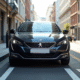 Peugeot 308 2021 stationnée en ville en journée