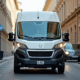 Peugeot Boxer en ville étroite en journée