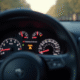 Tableau de bord de voiture avec voyant ASR allumé